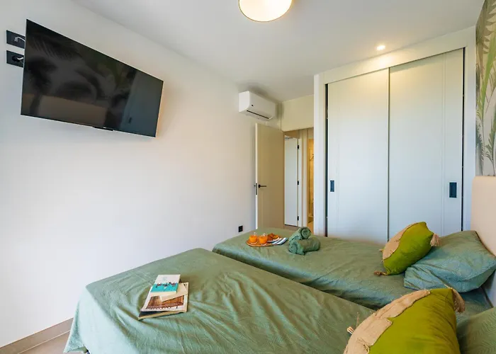 New Atlantic Homes Heated Pool - アデヘ